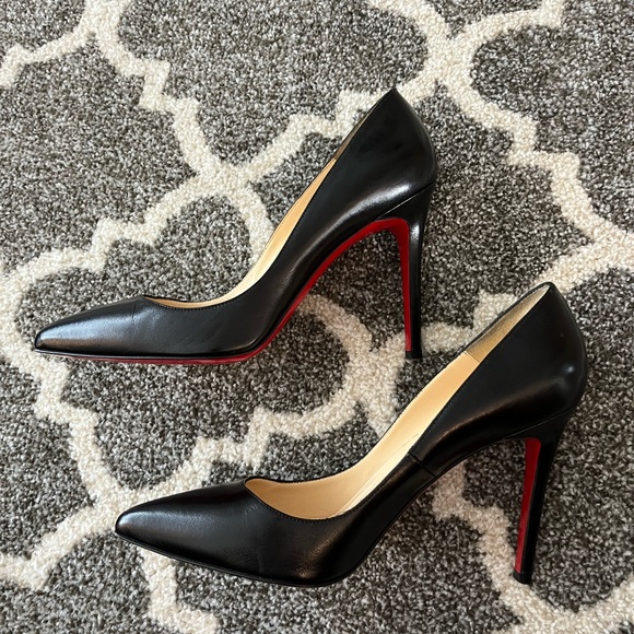 Christan Louboutin Heels. Black paten leather red bottoms - Picture 6 of 8